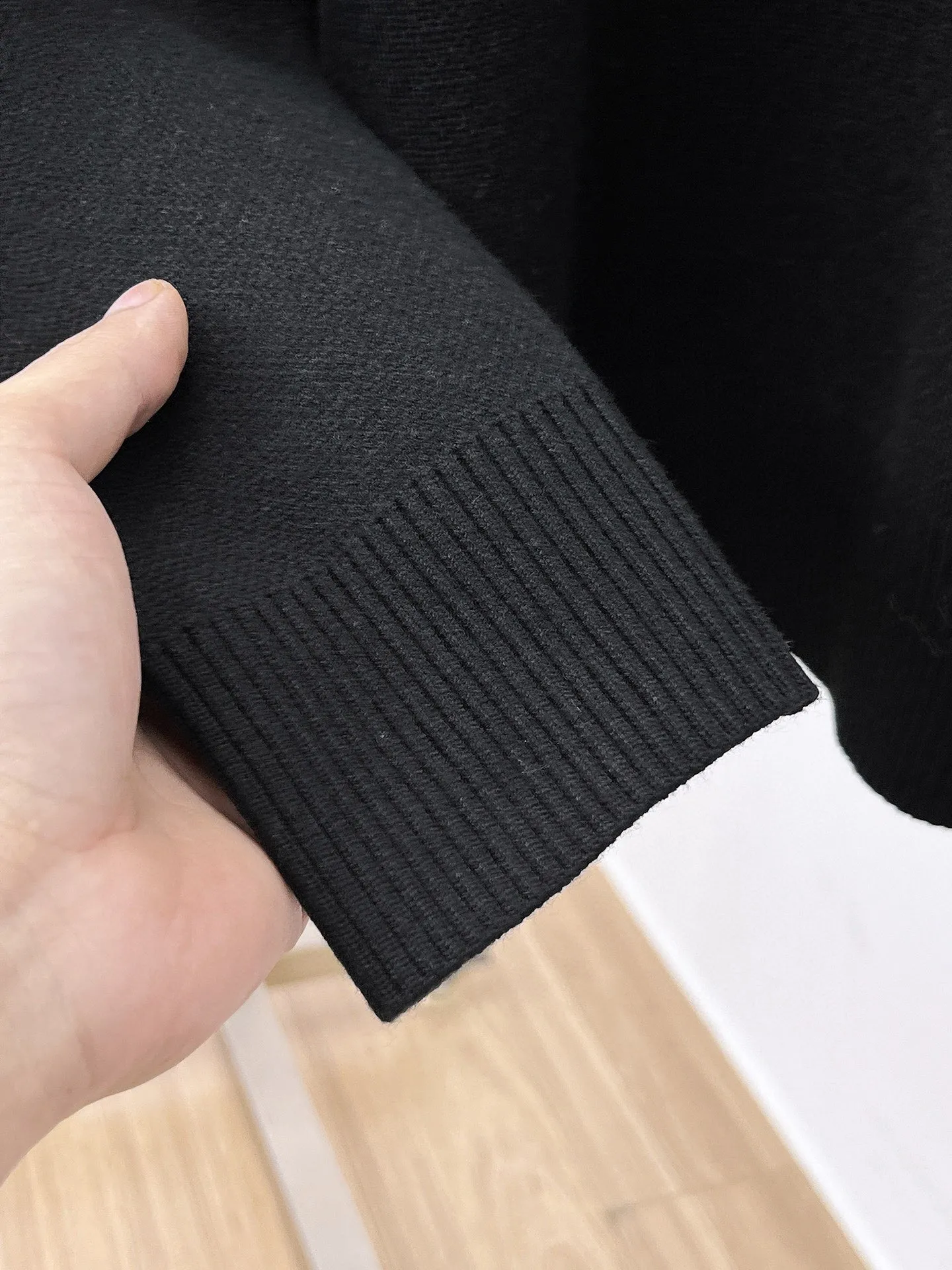 🅿️440 LV 2025ss new wool blended round neck long sleeve sweater cardigan bottoming shirt, high-end version! The custom-made fabrics at the counter are highly breathable and comfortable, with impeccable details and brand element design concepts, reflecting high quality. It feels delicate and soft! It presents a casual cut and the upper body shape is great! 🐉Code size: M-3XL